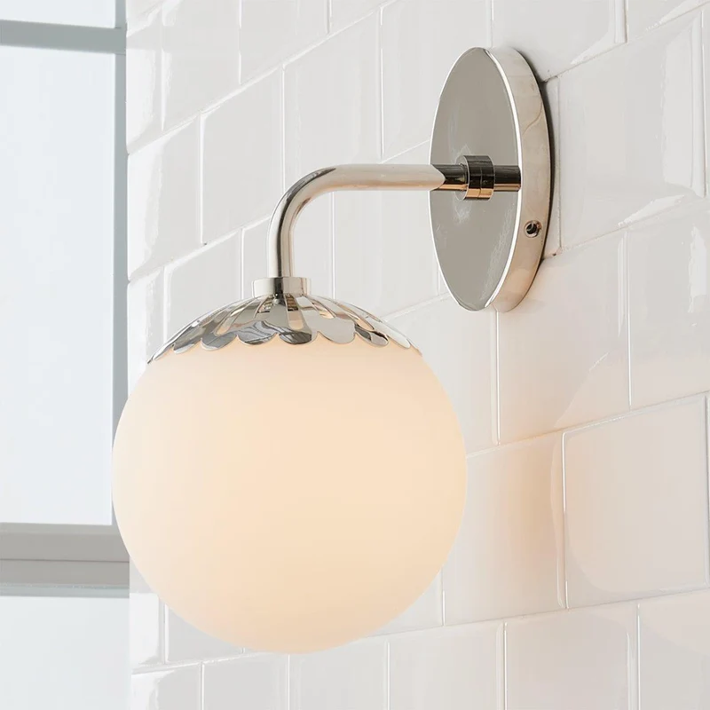 Art Deco Wandlamp met Bloemkap en Glazen Bol – Design Wandverlichting in Messing, Zwart of Nikkel voor Woonkamer en Badkamer | Sansoti