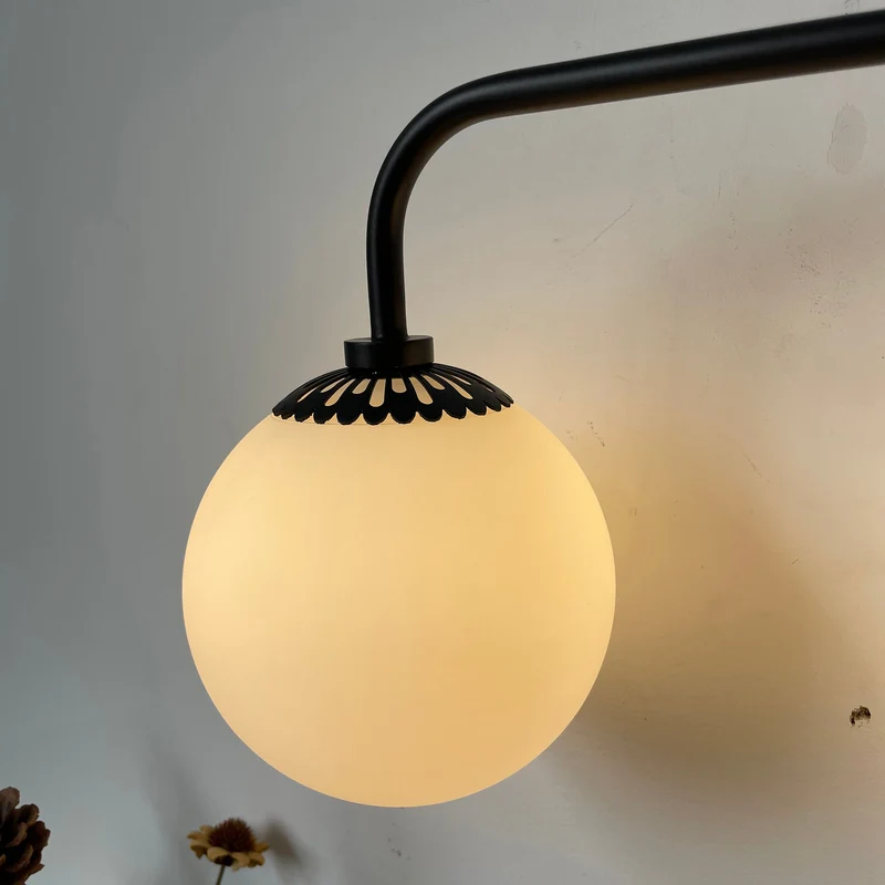 Art Deco Wandlamp met Bloemkap en Glazen Bol – Design Wandverlichting in Messing, Zwart of Nikkel voor Woonkamer en Badkamer | Sansoti