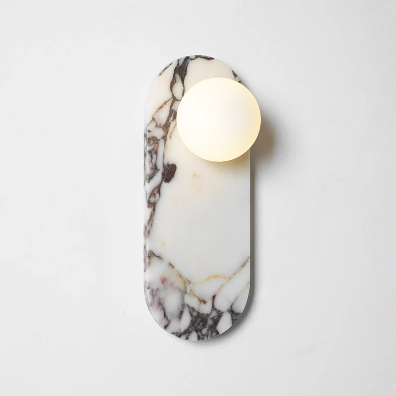 Design Wandlamp van Bulgari Marmer met Opaalglazen Bol – Italiaanse Mid-Century Wandverlichting voor Woonkamer, Hal en Slaapkamer | Sansoti