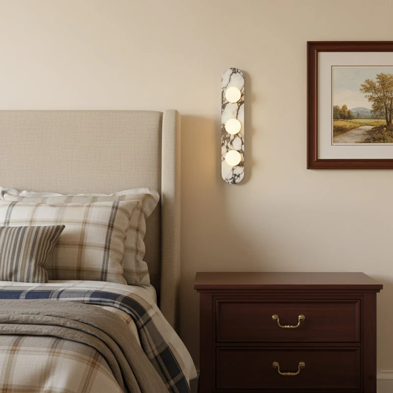 Design Wandlamp van Bulgari Marmer met Opaalglazen Bol – Italiaanse Mid-Century Wandverlichting voor Woonkamer, Hal en Slaapkamer | Sansoti