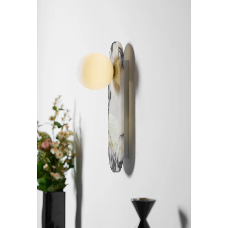 Design Wandlamp van Bulgari Marmer met Opaalglazen Bol – Italiaanse Mid-Century Wandverlichting voor Woonkamer, Hal en Slaapkamer | Sansoti