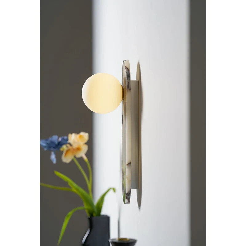 Design Wandlamp van Bulgari Marmer met Opaalglazen Bol – Italiaanse Mid-Century Wandverlichting voor Woonkamer, Hal en Slaapkamer | Sansoti