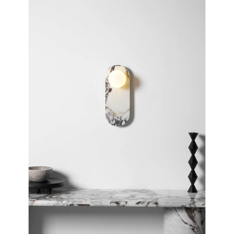 Design Wandlamp van Bulgari Marmer met Opaalglazen Bol – Italiaanse Mid-Century Wandverlichting voor Woonkamer, Hal en Slaapkamer | Sansoti