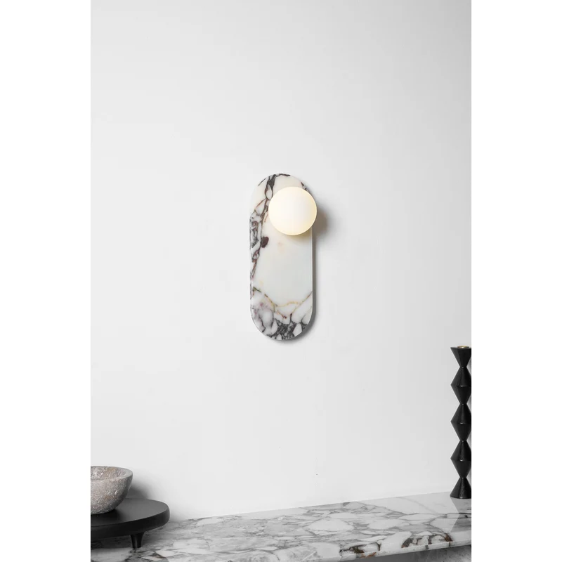 Design Wandlamp van Bulgari Marmer met Opaalglazen Bol – Italiaanse Mid-Century Wandverlichting voor Woonkamer, Hal en Slaapkamer | Sansoti