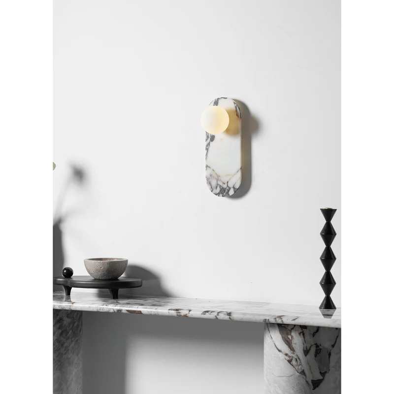 Design Wandlamp van Bulgari Marmer met Opaalglazen Bol – Italiaanse Mid-Century Wandverlichting voor Woonkamer, Hal en Slaapkamer | Sansoti