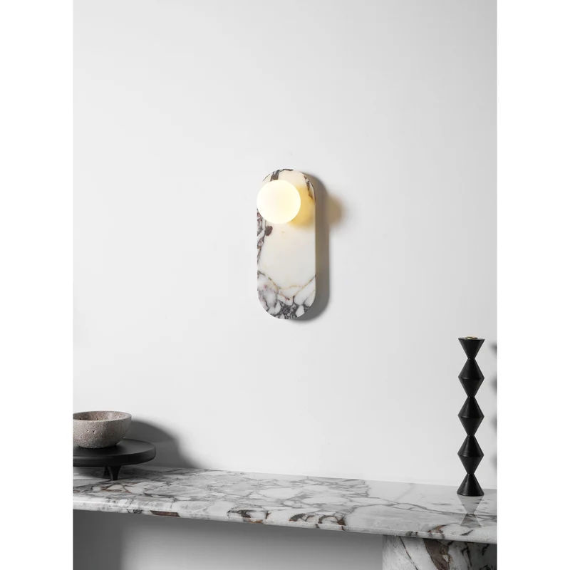 Design Wandlamp van Bulgari Marmer met Opaalglazen Bol – Italiaanse Mid-Century Wandverlichting voor Woonkamer, Hal en Slaapkamer | Sansoti