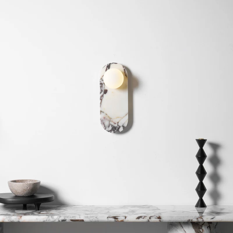 Design Wandlamp van Bulgari Marmer met Opaalglazen Bol – Italiaanse Mid-Century Wandverlichting voor Woonkamer, Hal en Slaapkamer | Sansoti