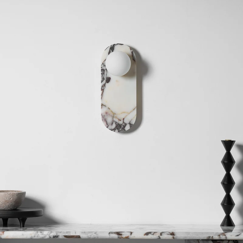Design Wandlamp van Bulgari Marmer met Opaalglazen Bol – Italiaanse Mid-Century Wandverlichting voor Woonkamer, Hal en Slaapkamer | Sansoti