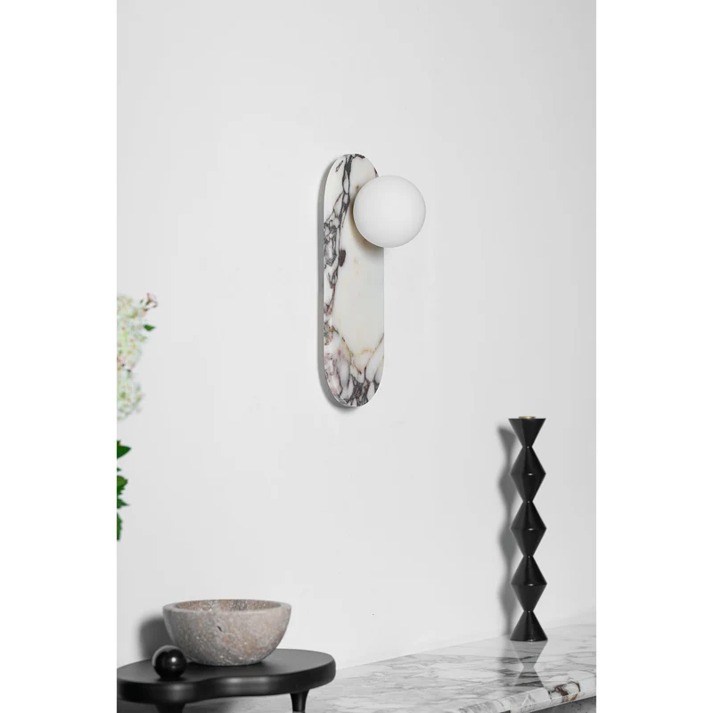 Design Wandlamp van Bulgari Marmer met Opaalglazen Bol – Italiaanse Mid-Century Wandverlichting voor Woonkamer, Hal en Slaapkamer | Sansoti