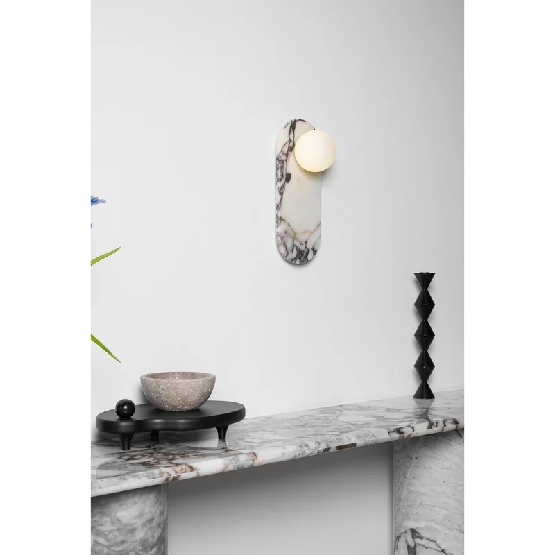 Design Wandlamp van Bulgari Marmer met Opaalglazen Bol – Italiaanse Mid-Century Wandverlichting voor Woonkamer, Hal en Slaapkamer | Sansoti