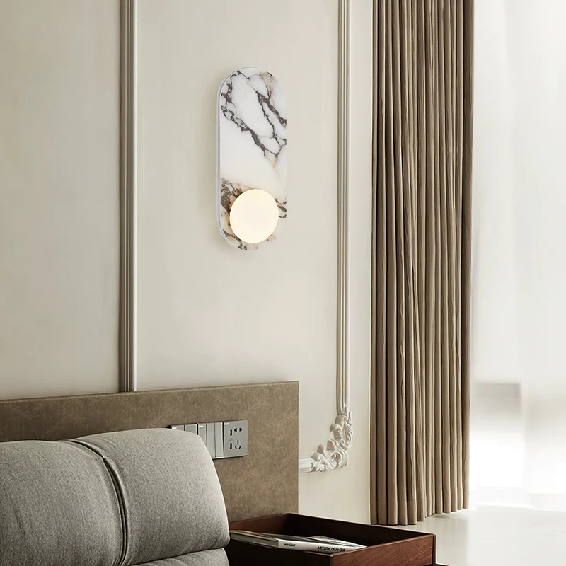Design Wandlamp van Bulgari Marmer met Opaalglazen Bol – Italiaanse Mid-Century Wandverlichting voor Woonkamer, Hal en Slaapkamer | Sansoti