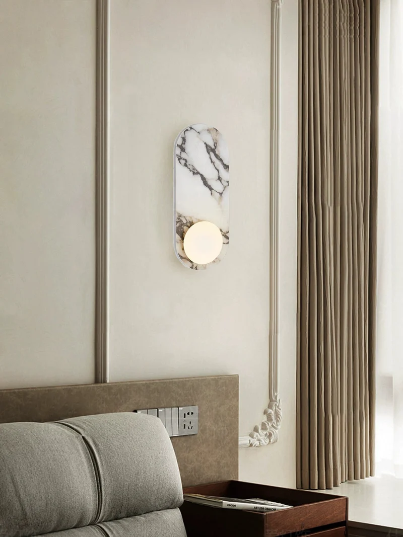 Design Wandlamp van Bulgari Marmer met Opaalglazen Bol – Italiaanse Mid-Century Wandverlichting voor Woonkamer, Hal en Slaapkamer | Sansoti