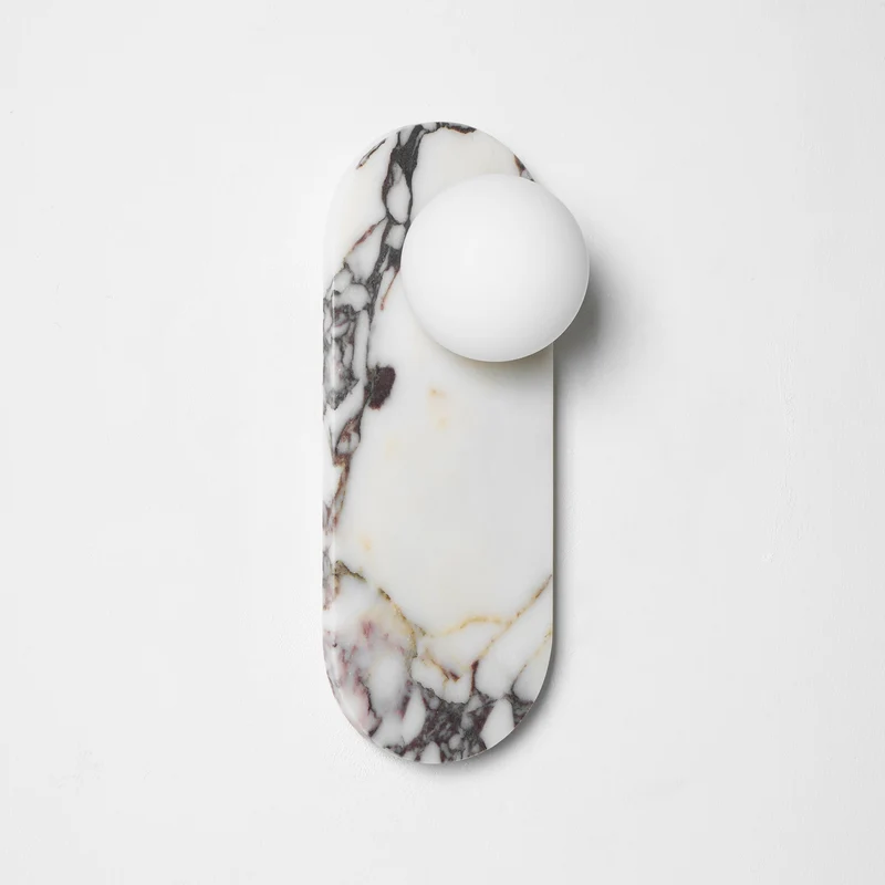 Design Wandlamp van Bulgari Marmer met Opaalglazen Bol – Italiaanse Mid-Century Wandverlichting voor Woonkamer, Hal en Slaapkamer | Sansoti