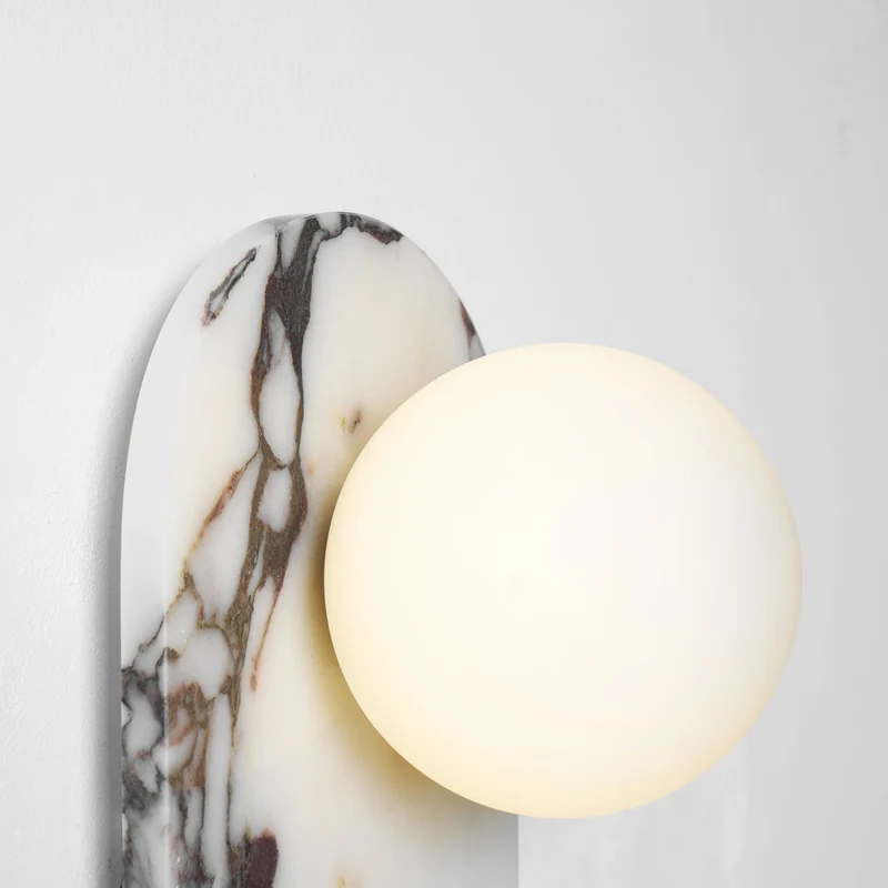 Design Wandlamp van Bulgari Marmer met Opaalglazen Bol – Italiaanse Mid-Century Wandverlichting voor Woonkamer, Hal en Slaapkamer | Sansoti