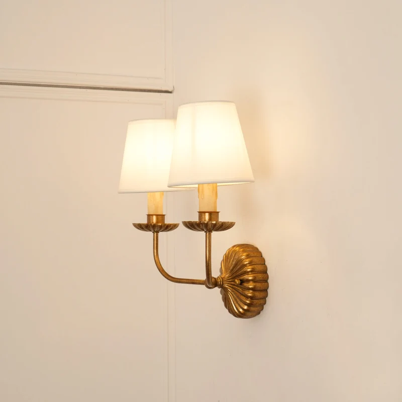 Luxe dubbele wandlamp met stoffen kap en antiek goud bladgoud afwerking voor hal en woonkamer | Sansoti