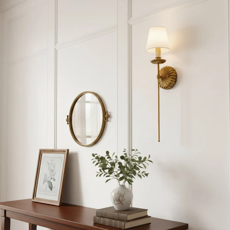 Luxe dubbele wandlamp met stoffen kap en antiek goud bladgoud afwerking voor hal en woonkamer | Sansoti