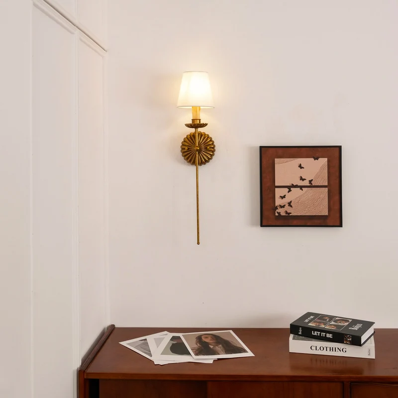 Luxe dubbele wandlamp met stoffen kap en antiek goud bladgoud afwerking voor hal en woonkamer | Sansoti