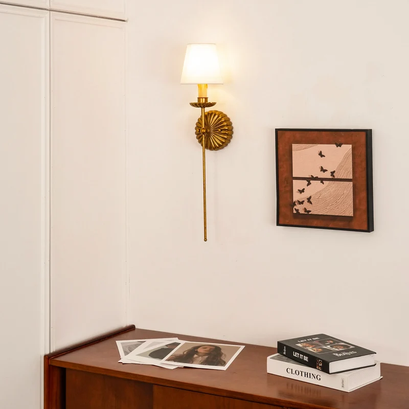 Luxe dubbele wandlamp met stoffen kap en antiek goud bladgoud afwerking voor hal en woonkamer | Sansoti