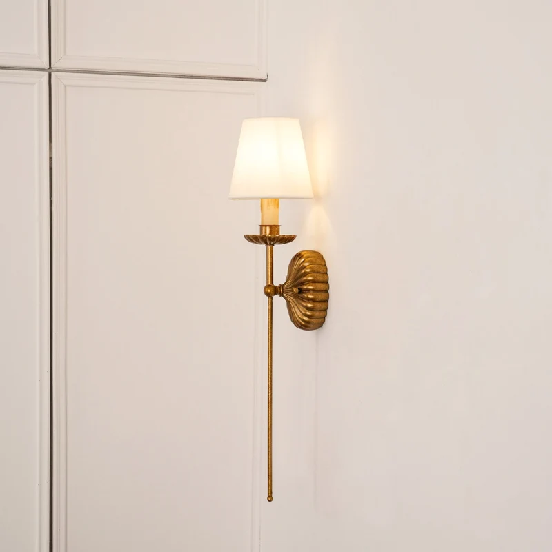 Luxe dubbele wandlamp met stoffen kap en antiek goud bladgoud afwerking voor hal en woonkamer | Sansoti
