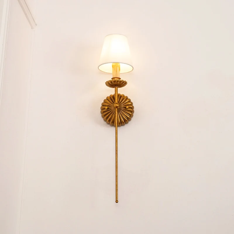 Luxe dubbele wandlamp met stoffen kap en antiek goud bladgoud afwerking voor hal en woonkamer | Sansoti