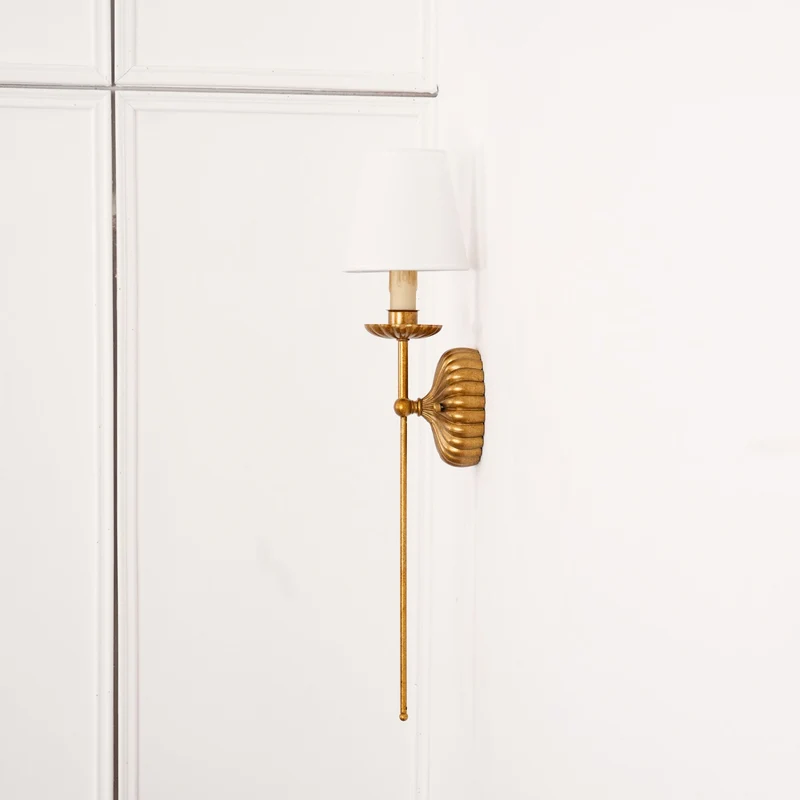 Luxe dubbele wandlamp met stoffen kap en antiek goud bladgoud afwerking voor hal en woonkamer | Sansoti