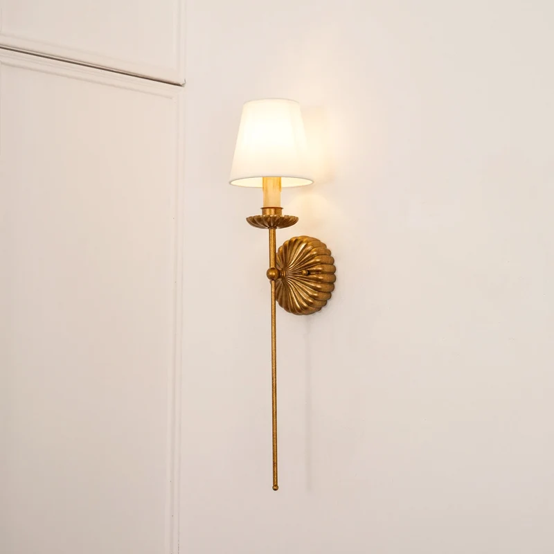 Luxe dubbele wandlamp met stoffen kap en antiek goud bladgoud afwerking voor hal en woonkamer | Sansoti
