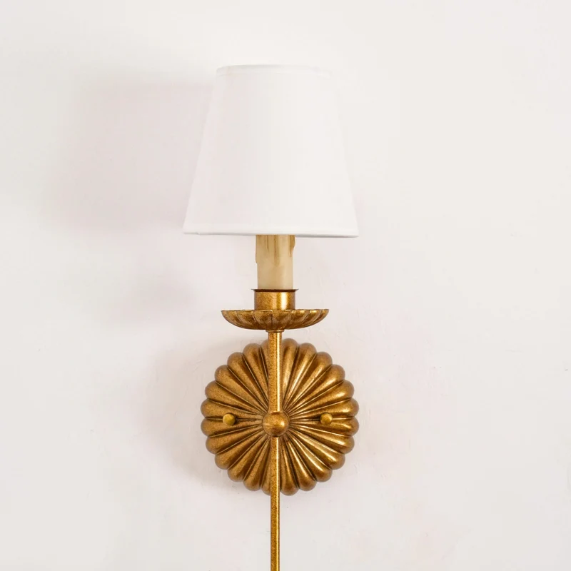 Luxe dubbele wandlamp met stoffen kap en antiek goud bladgoud afwerking voor hal en woonkamer | Sansoti