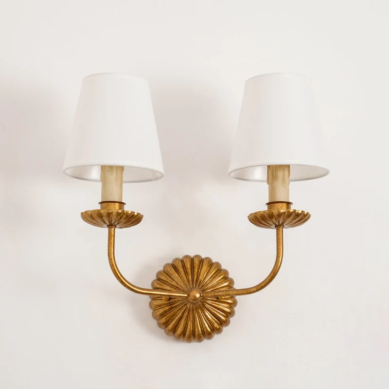 Luxe dubbele wandlamp met stoffen kap en antiek goud bladgoud afwerking voor hal en woonkamer | Sansoti
