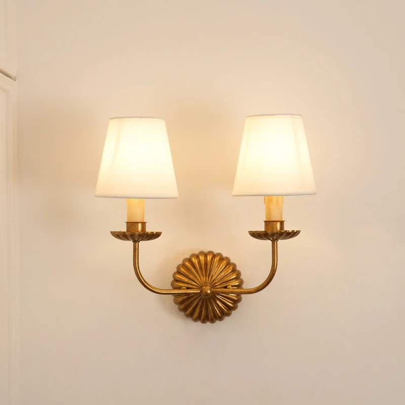 Luxe dubbele wandlamp met stoffen kap en antiek goud bladgoud afwerking voor hal en woonkamer | Sansoti
