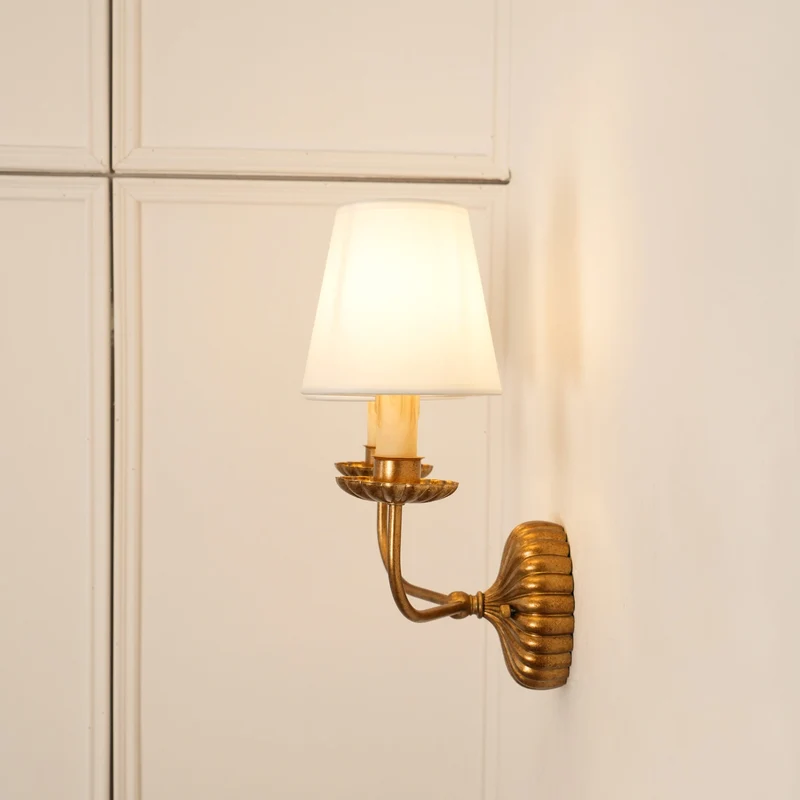 Luxe dubbele wandlamp met stoffen kap en antiek goud bladgoud afwerking voor hal en woonkamer | Sansoti