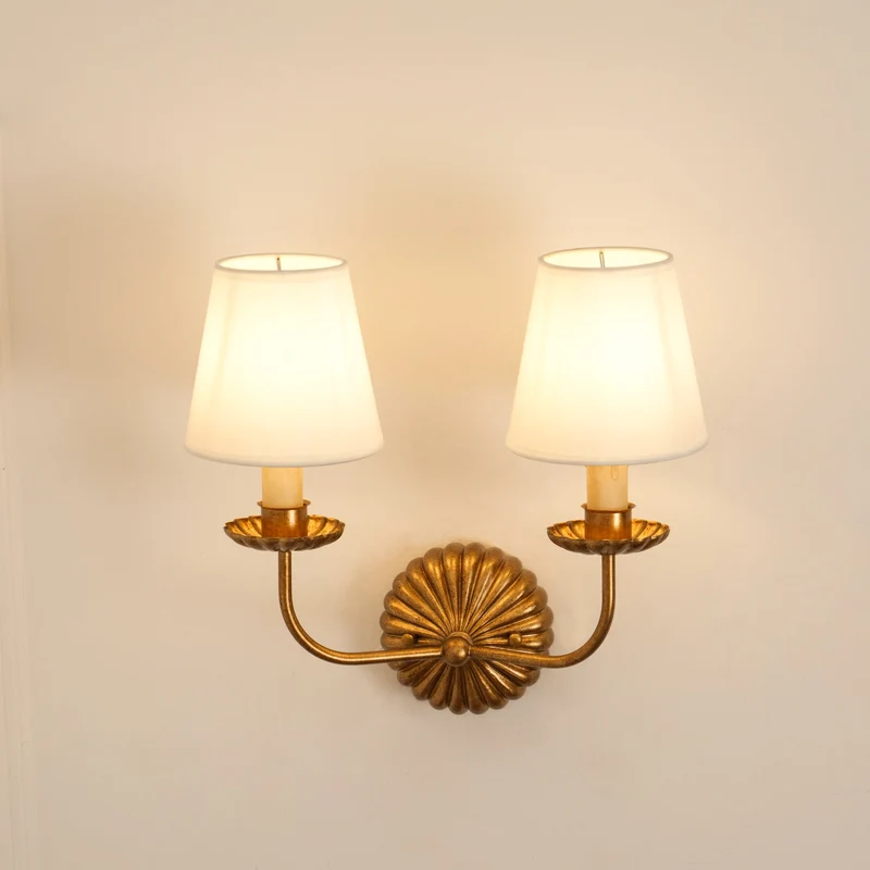 Luxe dubbele wandlamp met stoffen kap en antiek goud bladgoud afwerking voor hal en woonkamer | Sansoti