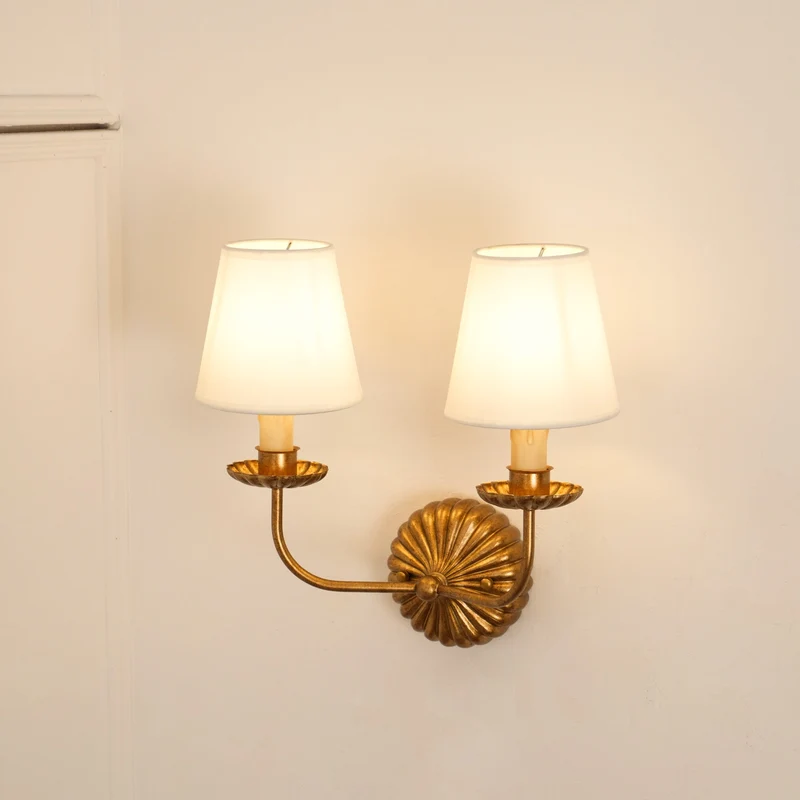 Luxe dubbele wandlamp met stoffen kap en antiek goud bladgoud afwerking voor hal en woonkamer | Sansoti