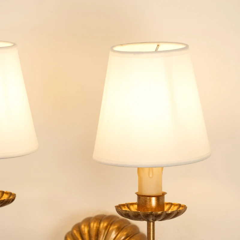 Luxe dubbele wandlamp met stoffen kap en antiek goud bladgoud afwerking voor hal en woonkamer | Sansoti