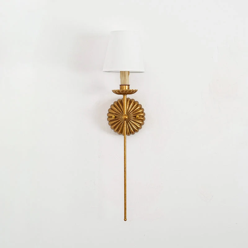 Luxe dubbele wandlamp met stoffen kap en antiek goud bladgoud afwerking voor hal en woonkamer | Sansoti
