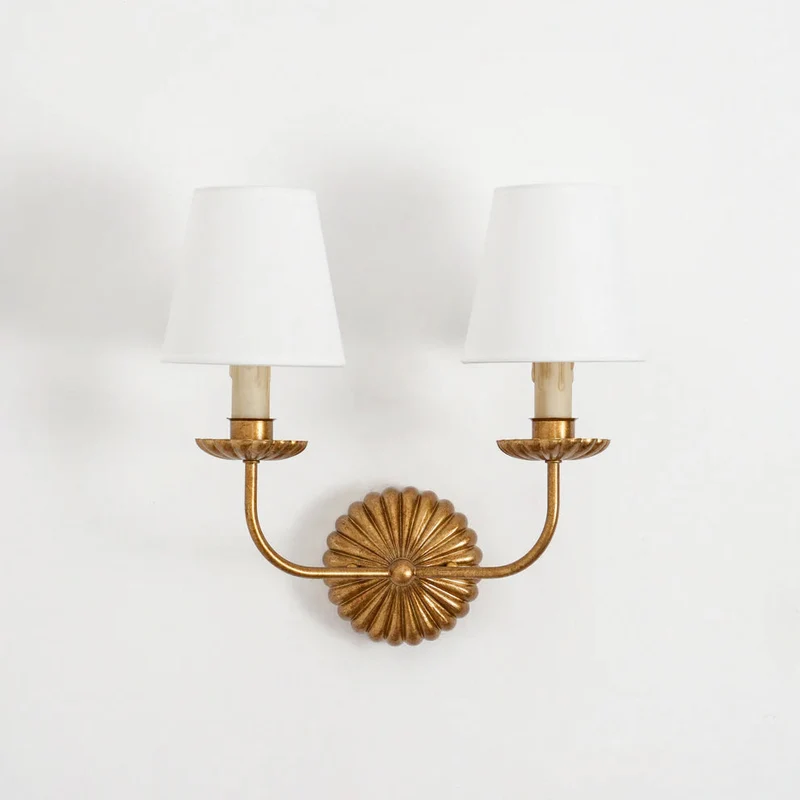 Luxe dubbele wandlamp met stoffen kap en antiek goud bladgoud afwerking voor hal en woonkamer | Sansoti