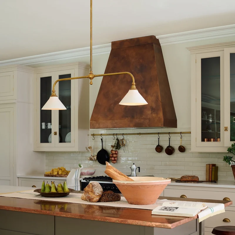 Luxe Design Hanglamp Met Witte Glazen Kappen Voor Eettafel En Keukeneiland In Messing Afwerking | Sansoti