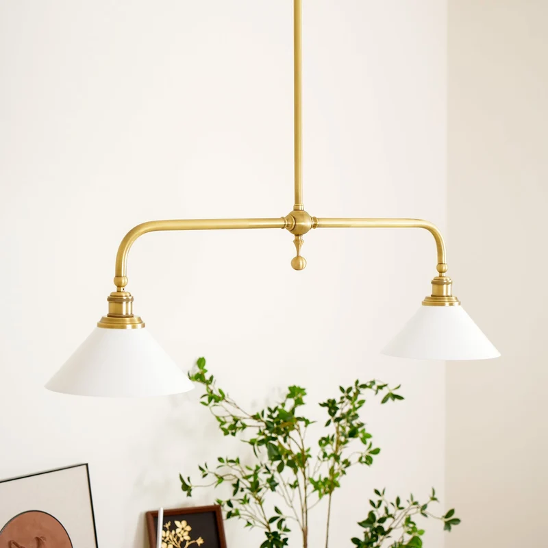 Luxe Design Hanglamp Met Witte Glazen Kappen Voor Eettafel En Keukeneiland In Messing Afwerking | Sansoti