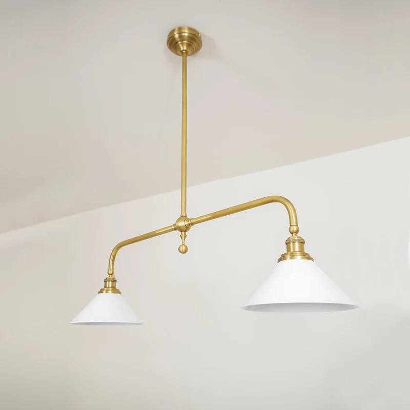 Luxe Design Hanglamp Met Witte Glazen Kappen Voor Eettafel En Keukeneiland In Messing Afwerking | Sansoti