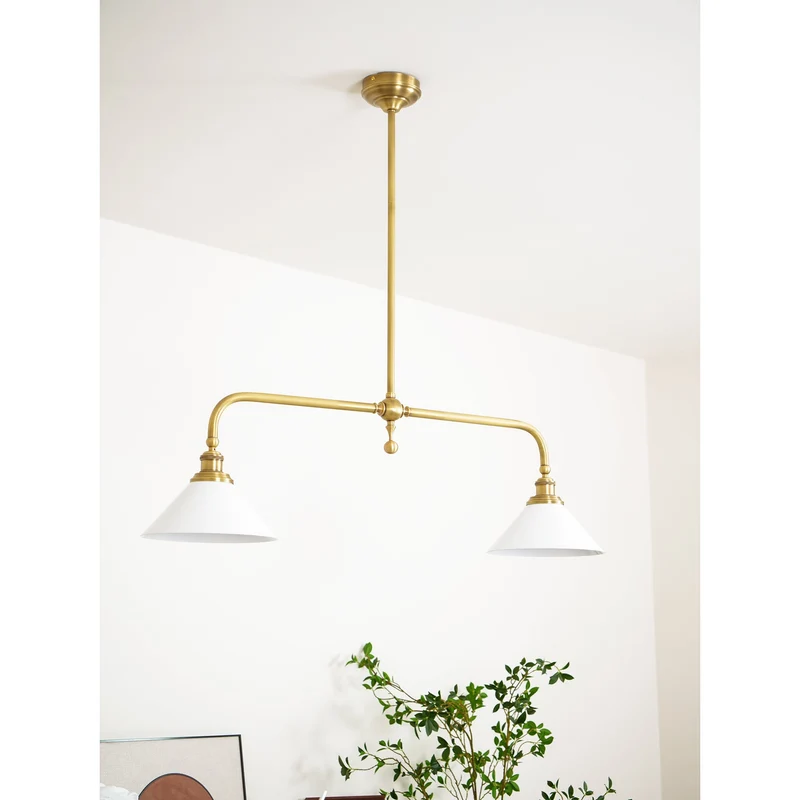 Luxe Design Hanglamp Met Witte Glazen Kappen Voor Eettafel En Keukeneiland In Messing Afwerking | Sansoti