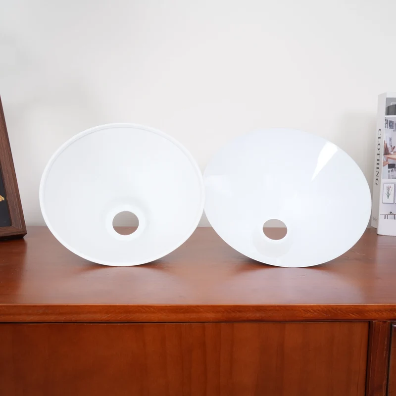 Luxe Design Hanglamp Met Witte Glazen Kappen Voor Eettafel En Keukeneiland In Messing Afwerking | Sansoti
