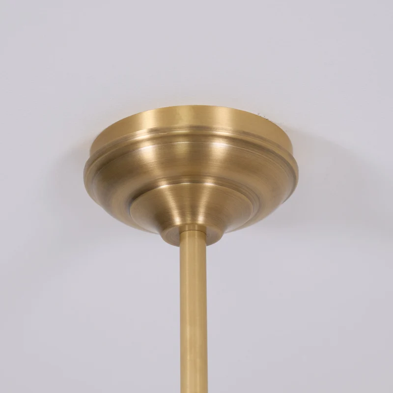 Luxe Design Hanglamp Met Witte Glazen Kappen Voor Eettafel En Keukeneiland In Messing Afwerking | Sansoti