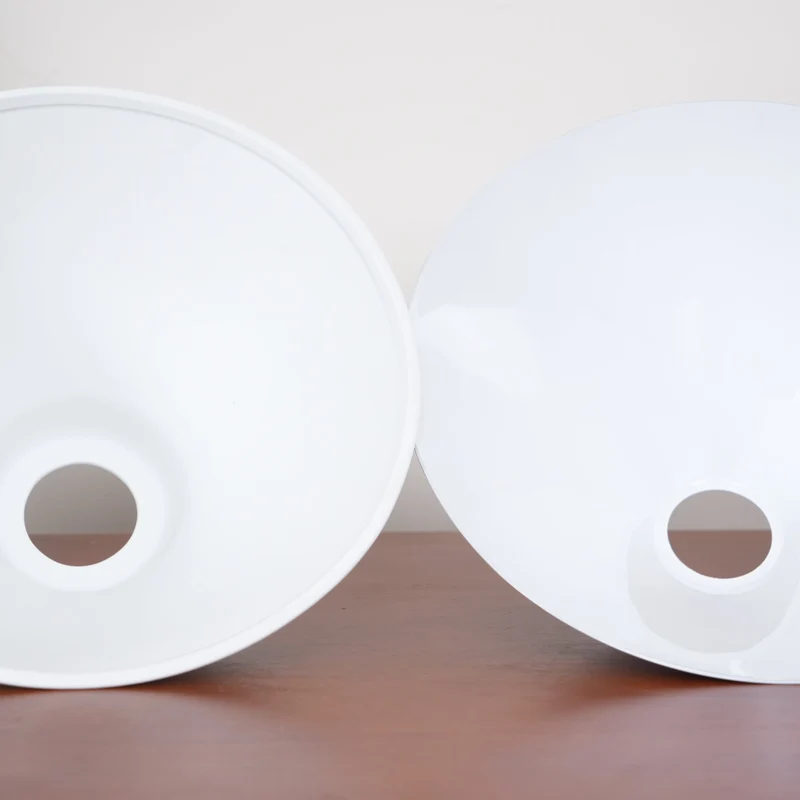 Luxe Design Hanglamp Met Witte Glazen Kappen Voor Eettafel En Keukeneiland In Messing Afwerking | Sansoti