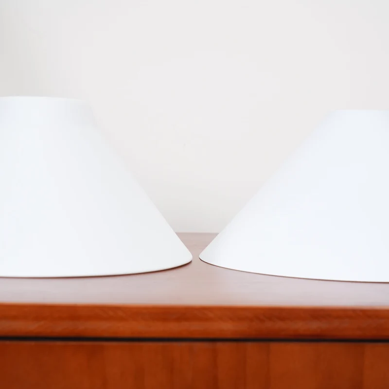 Luxe Design Hanglamp Met Witte Glazen Kappen Voor Eettafel En Keukeneiland In Messing Afwerking | Sansoti
