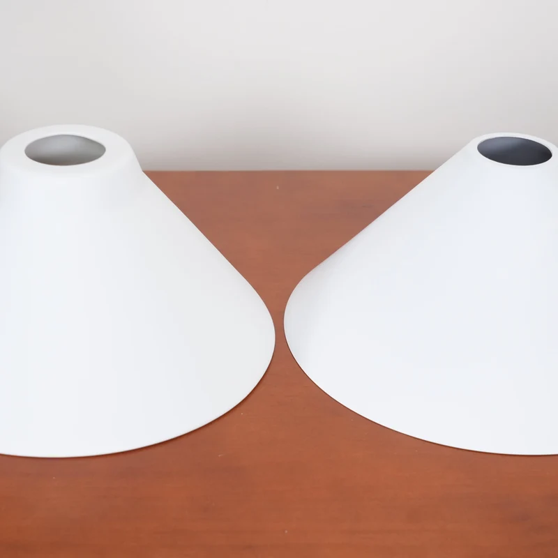 Luxe Design Hanglamp Met Witte Glazen Kappen Voor Eettafel En Keukeneiland In Messing Afwerking | Sansoti