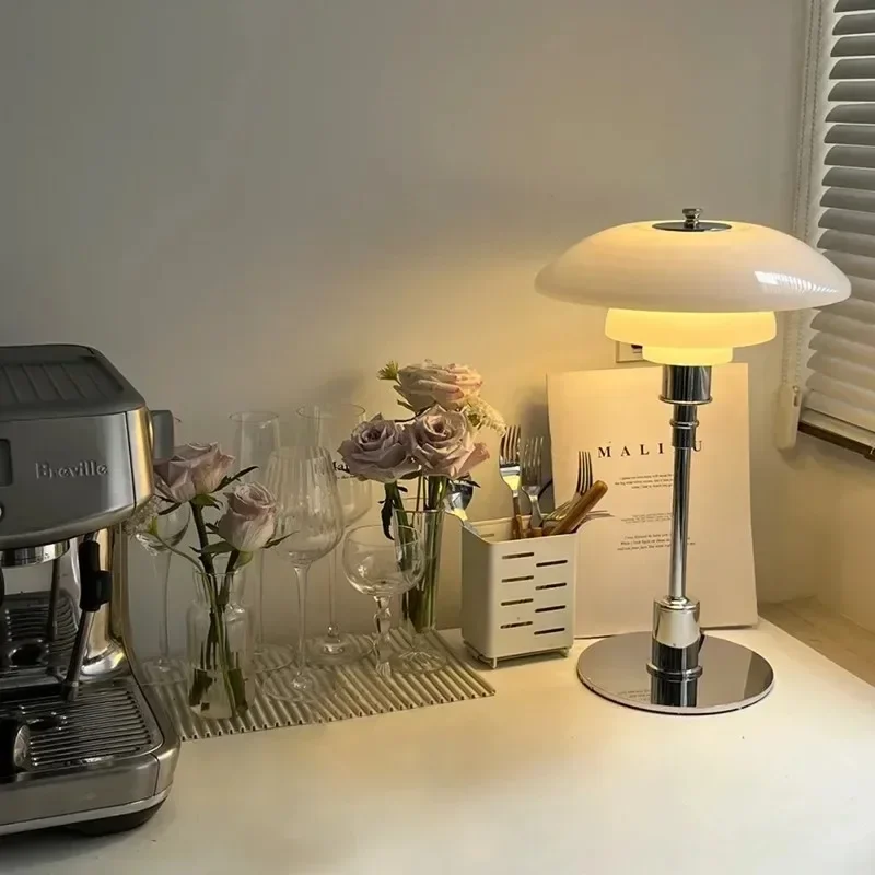 Scandinavische glazen tafellamp met warm licht en minimalistisch design | Sansoti