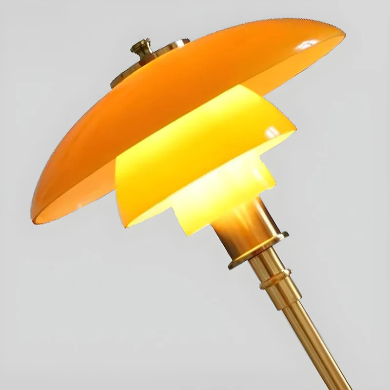 Scandinavische glazen tafellamp met warm licht en minimalistisch design | Sansoti