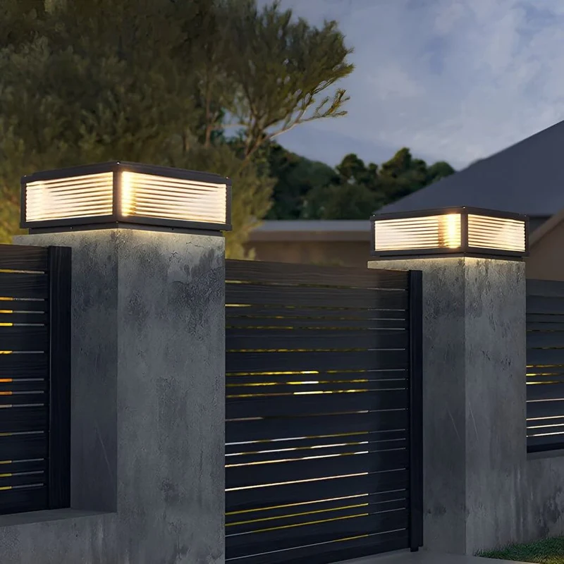 Vierkante Buiten Sokkel Lamp Met Geribbeld Glas En Aluminium Behuizing Voor Tuinpad En Oprit | Sansoti