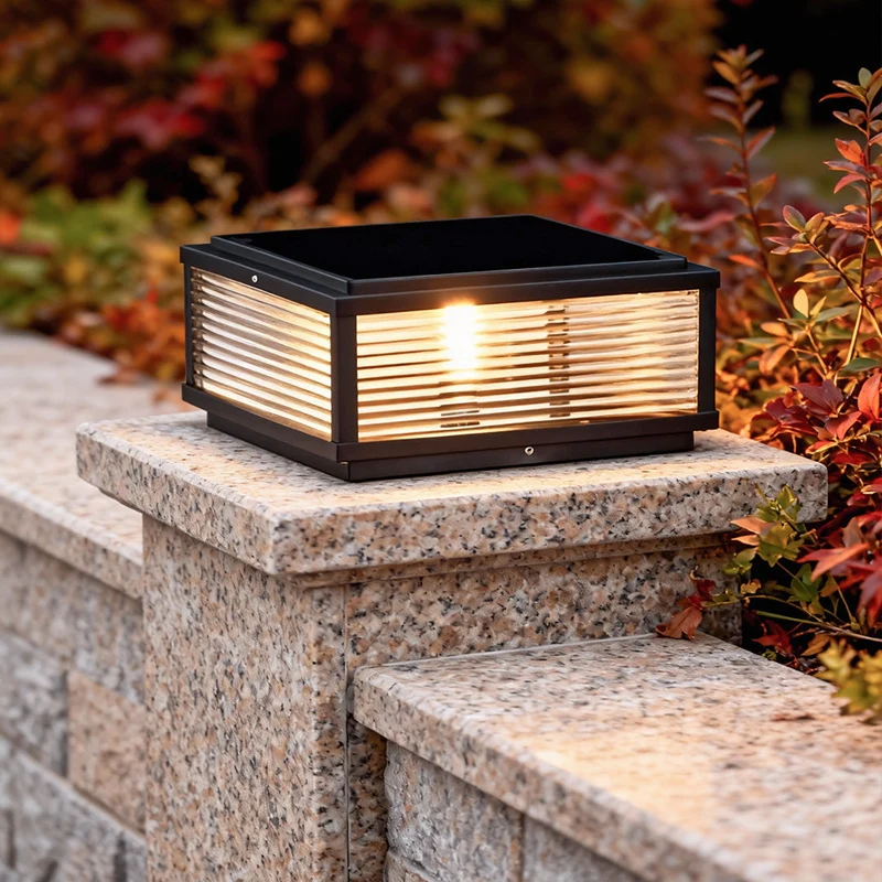 Vierkante Buiten Sokkel Lamp Met Geribbeld Glas En Aluminium Behuizing Voor Tuinpad En Oprit | Sansoti