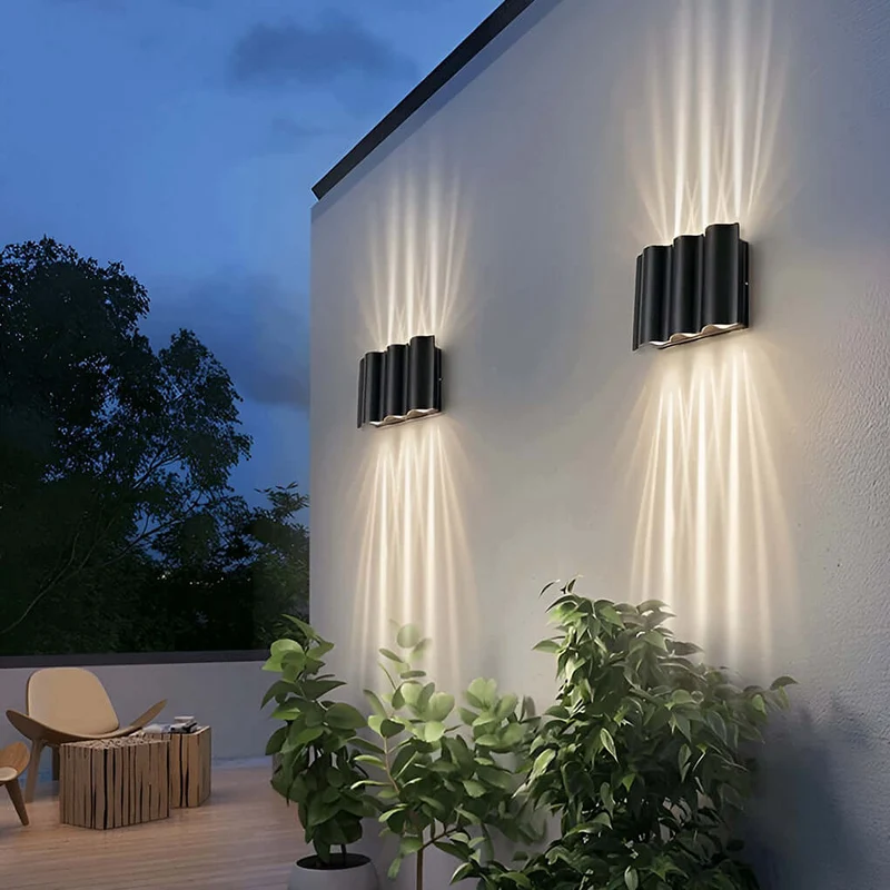 Moderne Golfvormige Up Down Buiten Wandlamp Met LED En IP54 Bescherming | Sansoti
