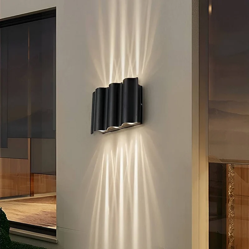 Moderne Golfvormige Up Down Buiten Wandlamp Met LED En IP54 Bescherming | Sansoti